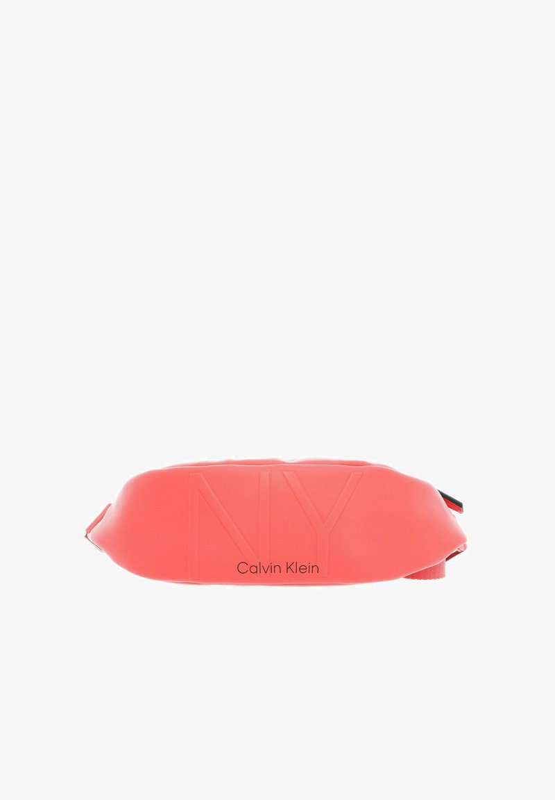 Banane Calvin Klein en corail vif. Présente un logo "NY" en relief, une texture lisse, une forme élégante et une sangle ajustable.