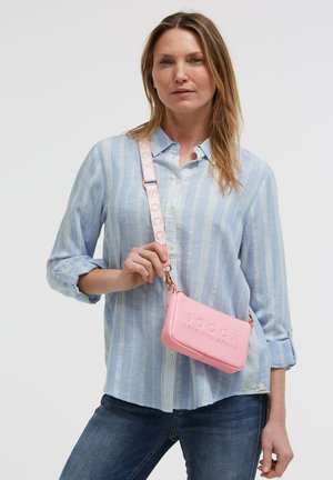 Soccx, SOCCX KLEINE UMHÄNGETASCHE MIT LOGO UND INTARSIA-WEBRIEMEN - Handtasche - french rose