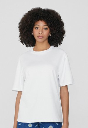 Witte T-shirt met korte mouwen, ronde halslijn en een relaxte pasvorm, gemaakt van katoen, met een gladde textuur zonder patronen.