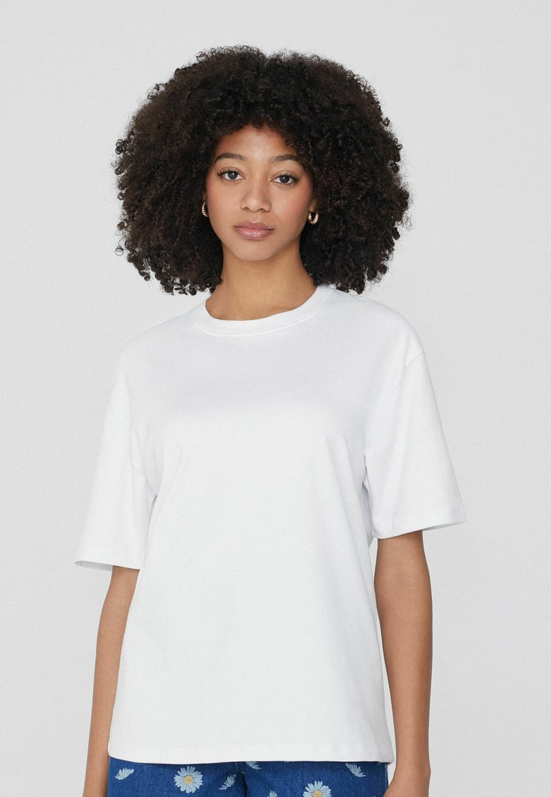 Weißes T-Shirt mit kurzen Ärmeln und Rundhalsausschnitt, locker sitzend, aus Baumwollstoff gefertigt, mit glatter Oberfläche ohne Muster.