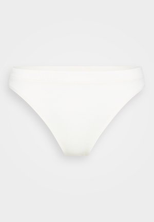 Witte katoen dames bikini-stijl ondergoed met elastische tailleband tegen een effen lichte achtergrond.