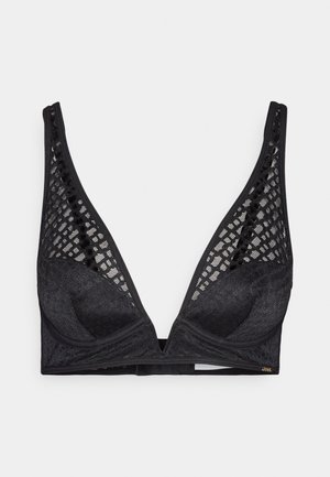 Černá podprsenka s texturovanou tkaninou, s trojúhelníkovým střihem, síťovanými panely a dekoračním zdobením podél výstřihu a ramínek.