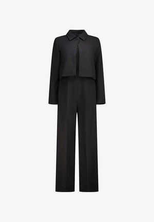 Tuta nera con top stile blazer corto, maniche lunghe, colletto e pantaloni a gamba larga. Tessuto liscio con un design minimalista.