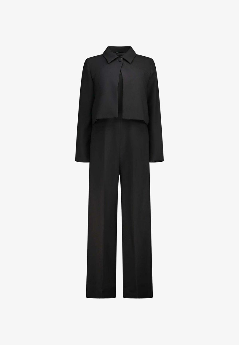 Combinaison noire avec un haut court de style blazer, manches longues, col et pantalon à jambes larges. Tissu lisse avec un design minimaliste.