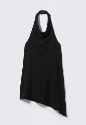 Haut noir asymétrique à col montant avec fermeture à agrafes dans le dos, tombant plus long d'un côté.