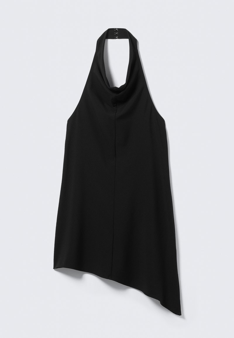 Haut noir asymétrique à col montant avec fermeture à agrafes dans le dos, tombant plus long d'un côté.