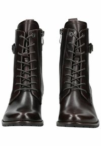 Stivali alla caviglia in pelle marrone con un design elegante, dotati di zip laterale, lacci sul davanti e accenti testurizzati sulla parte superiore.