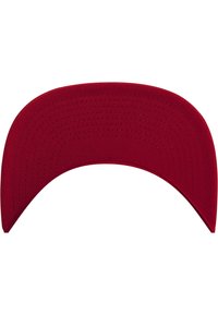 R�ød baseballcap med skygge, lavet af struktureret stof. Bøjet form med syede detaljer og ventilationshuller. Ingen logoer eller ekstra accenter.