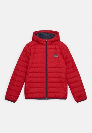 Veste rouge matelassée à capuche avec fermeture éclair frontale et doublure intérieure noire, comportant un petit patch logo rectangulaire sur la poitrine.