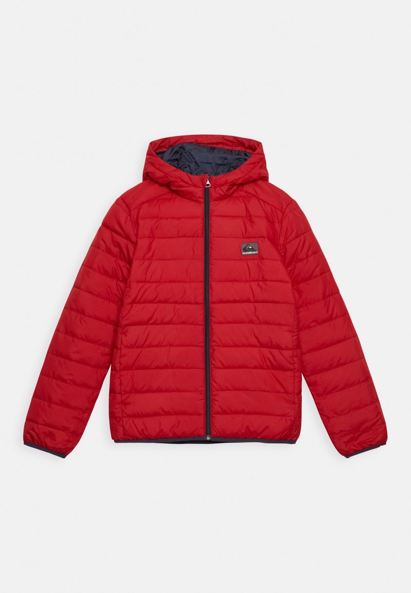 Veste rouge matelassée à capuche avec fermeture éclair frontale et doublure intérieure noire, comportant un petit patch logo rectangulaire sur la poitrine.