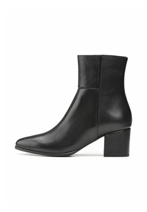 Czarna skórzana botka za kostkę z szpiczastym noskiem, słupkiem i minimalistycznym wzornictwem. Gładka tekstura bez widocznych elementów metalowych i wzorów.