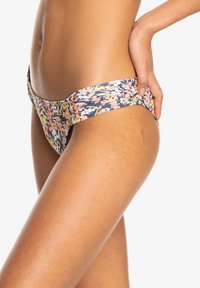 Blommiga bikiniunderdelar med en mörk bakgrund och flerfärgade blommor, en smidig design och ett mjukt tyg för komfort.