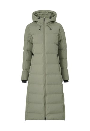 Olivenfarbener Puffer-Mantel mit Kapuze, lange Länge, horizontale Nähte, Reißverschluss und schwarze Akzente an den Bündchen und Reißverschlüssen.