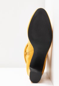 Bullboxer Bottines - yellow