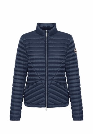 Temno modra prešita jakna z zadrgo po celotni sprednji strani, visokim ovratnikom, stranskimi žepi in značko s logotipom na levem rokavu.