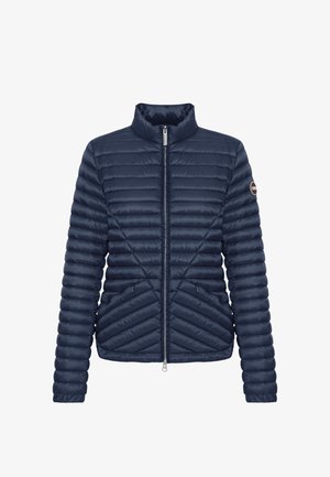 Temno modra prešita jakna z zadrgo po celotni sprednji strani, visokim ovratnikom, stranskimi žepi in značko s logotipom na levem rokavu.