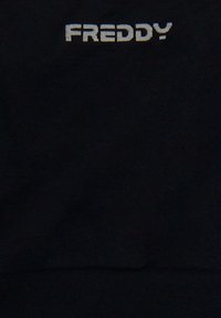 Tessuto nero con un distintivo logo ricamato bianco "FREDDY". Il materiale appare liscio con una leggera texture, offrendo un design semplice.