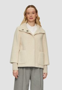 Crèmekleurige wollen blend jas met een brede revers, twee voorzakken en twee grote knopen. Heeft een relaxte pasvorm en een gestructureerd oppervlak.