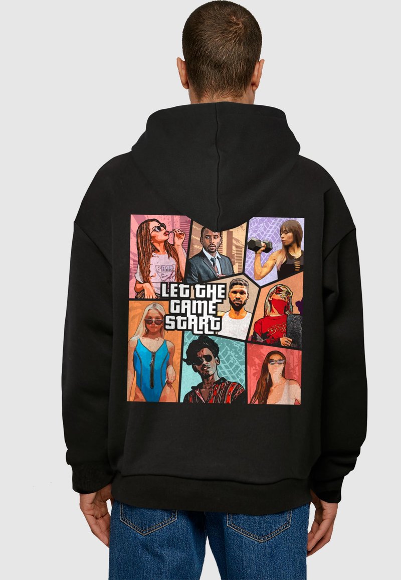 Sort hoodie med et farverigt grafisk design på ryggen, som viser forskellige illustrerede karakterer og teksten "LAD SPILLET BEGYNDE."