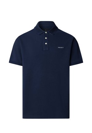 Krátkým rukávem námořnicky modré polo tričko se třemi knoflíky a malým bílým logem "HACKETT" na levé straně hrudi.
