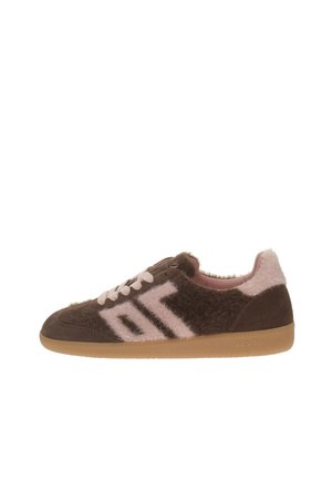Zapatilla marrón y rosa con pelo, cordones blancos y suela de goma, vista lateral que muestra un patrón geométrico rosa en la parte superior.