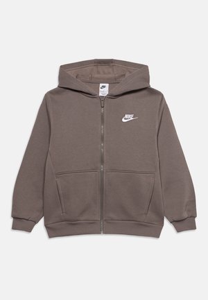 Brązowa kurtka Nike z kapturem i suwakiem, z przednimi kieszeniami i białym logo Nike na lewej piersi, prezentowana na białym tle.