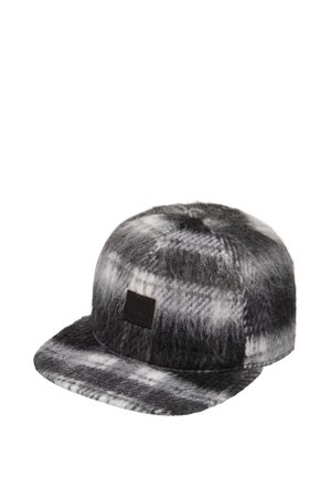 Zwart-witte, pluizige geruite stoffen pet met een vlakke klep en een kleine, donkere vierkante patch op het voorpaneel.