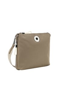 Borsa a tracolla in nylon marrone con superficie texture, hardware argentato e chiusura zip superiore. Presenta una tracolla staccabile e un accento con logo.