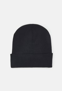Svart strikket lue med myk tekstur, som har en rullet mansjett for en tettsittende passform. Enkelt design uten ekstra mønstre eller aksenter.