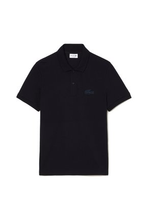 Czarna koszulka polo z krótkim rękawem, kołnierzykiem, dwoma guzikami oraz tonalnym, haftowanym logo krokodyla Lacoste na lewym biuście.