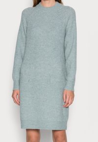 Abito a maniche lunghe in maglia azzurro chiaro, caratterizzato da un colletto a costine, una trama testurizzata e una linea dritta che arriva sopra il ginocchio.