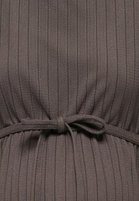 Tissu marron côtelé avec des rayures verticales, doté d'une ceinture nouée à la taille pour une silhouette ajustée. La texture semble douce et légèrement tissée.