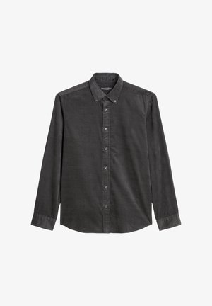 Camisa de pana gris oscuro con mangas largas, cuello abotonado y cierre frontal con botones. Presenta una tela texturizada y un ajuste regular.