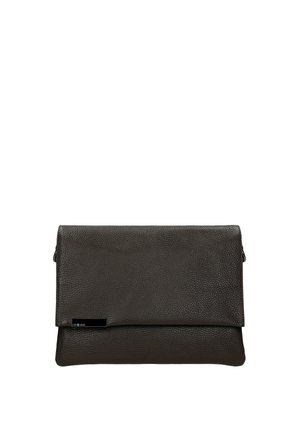 Bolso de mano negro de piel texturizada con solapa plegable y pequeña placa metálica rectangular con el logo en la parte frontal inferior izquierda.