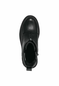 Svarta läderankelboots med dragkedjestängning, rundad tå, mjuk innerfoder och slitstark sula. Slät yta med sömmar som detaljer.
