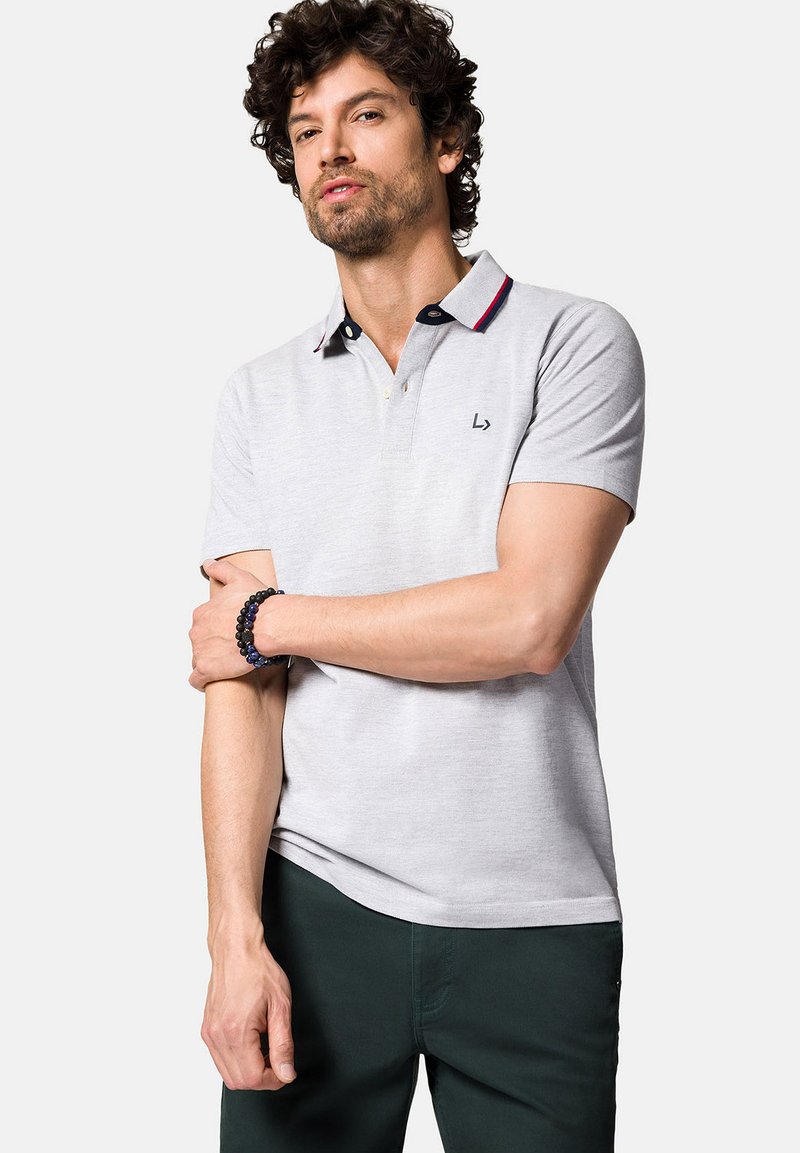 Szara koszulka polo z zapięciem na dwa guziki, granatowym kołnierzykiem z czerwonym wykończeniem, krótkimi rękawami i małym logo na piersi.