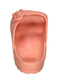 Lyserød koralfarvet slip-on klods med justerbar spænde rem og formet fodseng, mærket "Espadrij l'originale" indeni.