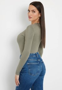 Guess FRONTLOGO STRASS - Maglione - grün