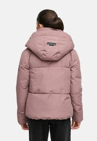 Korte pufferjack in gedempt roze, met een capuchon, horizontaal gestikte ontwerpen en branding op de achterkant. De stof lijkt glad en duurzaam.