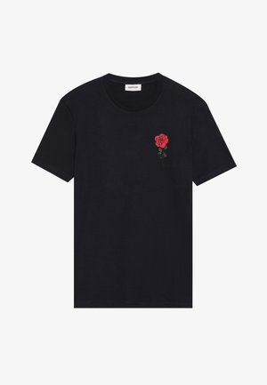 Mustmust värvi puuvillane T-särk, millel on vasakul rinnal punane broderitud roos, ümar kaelus ja lühikesed varrukad. Lihtne ja kaasaegne disain.