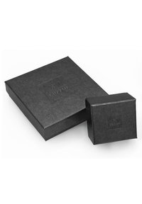 Zwei schwarze rechteckige Boxen, die übereinander gestapelt sind, aus strukturiertem Karton gefertigt und mit einem geprägten Logo auf der Oberseite versehen. Die größere Box ist flach und die kleinere hat die Form eines Quaders.