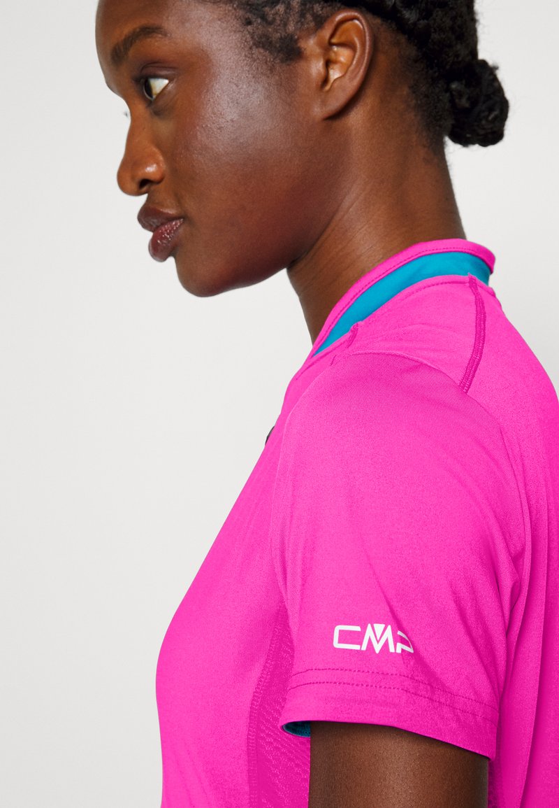 Enganliegendes Sportshirt in leuchtendem Pink mit Rundhalsausschnitt, kurzen Ärmeln und türkisfarbenen Akzenten. Mit einem Logo auf dem linken Ärmel.