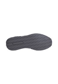 Suela de zapatilla negra con un patrón de banda de rodadura ondulado, hecha de goma, con un logotipo rectangular incrustado. Textura suave y diseño duradero.