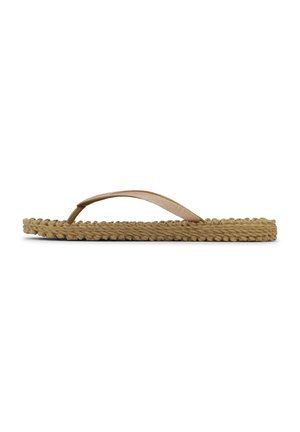 Platte beige teenslipper met gevlochten zool en dunne, gladde teenriem, zijaanzicht op witte achtergrond.