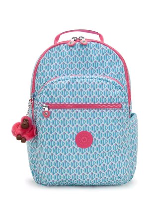 Hellblauer Rucksack mit geometrischem Muster, pinken Akzenten und einem plüschigen Affenanhänger. Verfügt über eine Fronttasche und einen stabilen Griff.