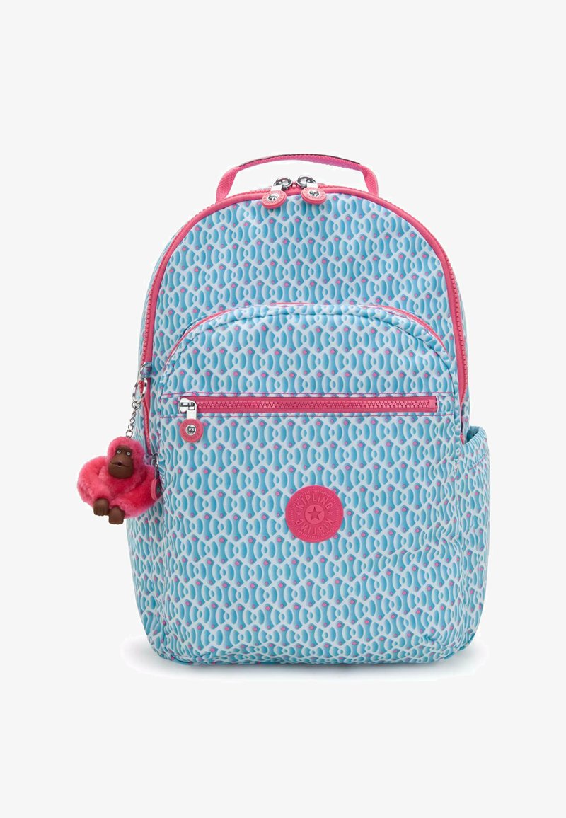 Zaino azzurro chiaro con motivo geometrico, dettagli rosa e un charm a forma di scimmia in peluche attaccato. Presenta una tasca frontale e una maniglia robusta.