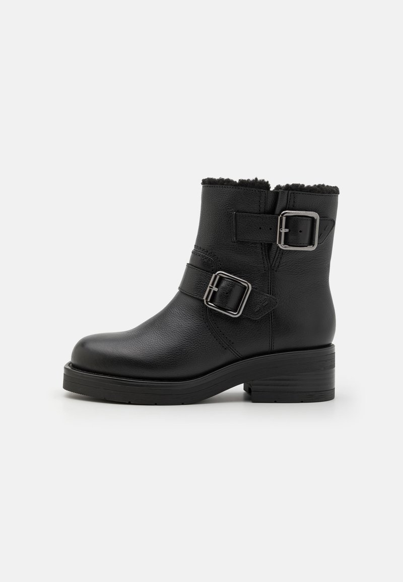 Botines de cuero negro con dos hebillas plateadas, superficie texturizada, puntera redondeada y tacón bajo. Forro suave en el borde del collar.