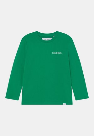 Zielona koszulka z długim rękawem wykonana z bawełny. Posiada okrągły dekolt i mały, biały napis "LES DEUX" na piersi.