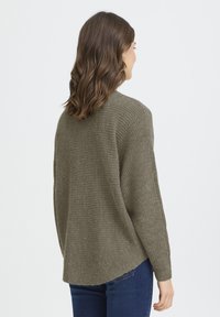 Pull en maille vert olive à coupe ample, col rond et motif texturé ; comprend un ourlet asymétrique et des manches longues.