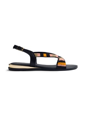 Sandalia plana negra con correa trasera, hebilla dorada y tiras superiores decorativas con cuentas en rosa, naranja y negro con detalle dorado en la suela.